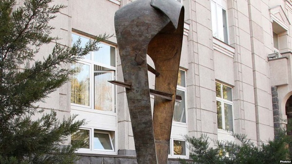 A statue symbolizing the dram, outside the Central Bank building in Yerevan. (Photo: Photolur)