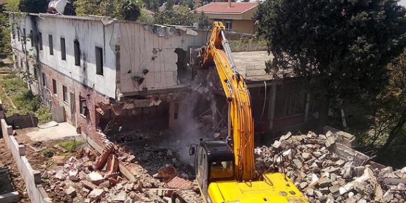A bulldozer demolishes a part of Camp Armen in Istanbul. May 6, 2015. (Photo: DHA)