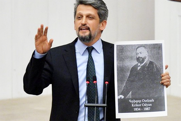 Paylan holding a photo of Krikor Odyan during his parliamentary address (Photo: Twitter)