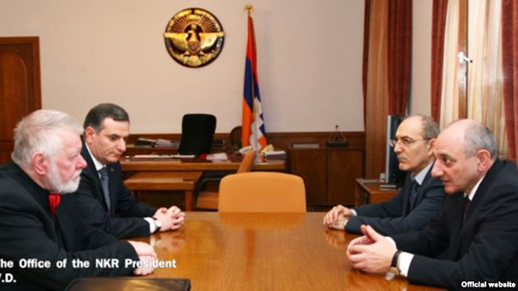 Artsakh President Bako Sahakian (right) meet with visiting Czech member of the European Parliament Jaromir Stetina