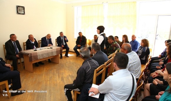 Sahakian speaks to staff of Secondary School #5 in the town of Chartar (Photo: President of the Artsakh Republic)