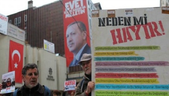Supporters of "Hayir" ("No") campaign at the main shopping and pedestrian street of Istiklal for the upcoming referendum in Istanbul, Turkey on April 9, 2017. (Photo: Reuters)