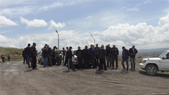 Armenian employees of a Russian military base in Gyumri demonstrate against wage arrears on May 3, 2017 (Photo: RFE/RL)