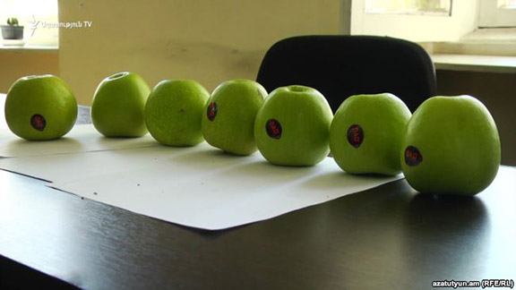 Azerbaijani apples discovered in a Yerevan market (Photo: RFE/RL)