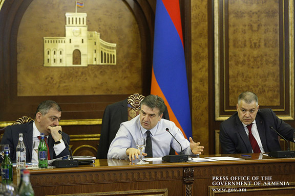 Karen Karapetian speaks during meeting discussing the country's plan for digital development (Photo: Press Office of the Government of Armenia)