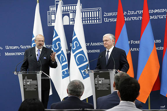 OSCE Secretary General Lamberto Zannier and Armenia's Foreign Minister Edward Nalbandian during a press conference on May 30, 2017 in Yerevan (Photo: Ministry of Foreign Affairs of Armenia)