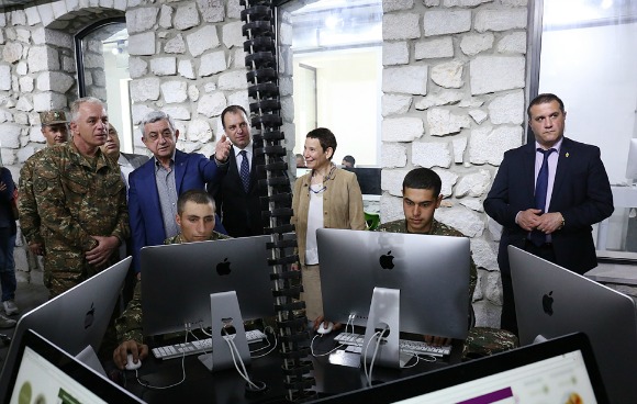 TUMO CEO Marie Lou Papazian gives tour of TUMO Army program to Armenian President Serzh Sarkisian and Artsakh Defense Minister Levon Mnatsakanyan. (Photo: TUMO Center for Creative Technologies)