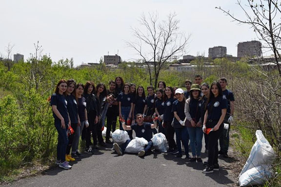 Students picked up trash Botanical Gardens in Yerevan (Photo: AEF)