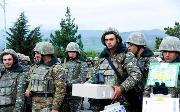 AEF students visited on-duty soldiers to gift them books and pastries. (Photo: AEF)