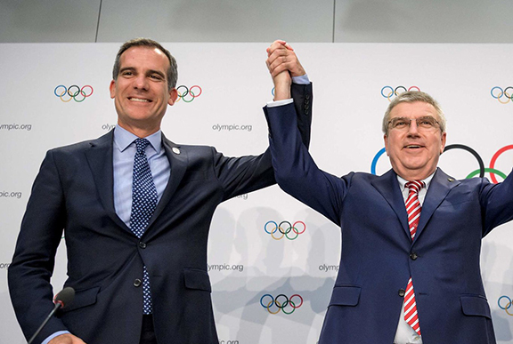 Los Angeles Mayor Eric Garcetti (left) and International Olympic Committee president, Thomas Bach on July 11 (AFP/Getty Images Photo)