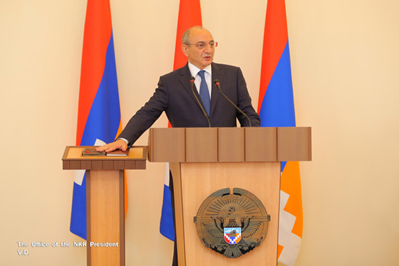 Bako Sahakian getting sworn in as Artsakh President. (Photo: Office of the Artsakh President)