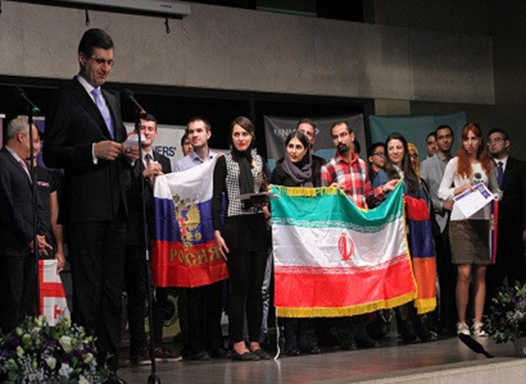 VivaCell-MTS General Manager Ralph Yirikian presenting the awards at the Olympiad