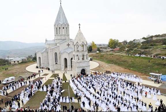 The mass wedding that Hayrapetyan sponsored in Artsakh in 2008