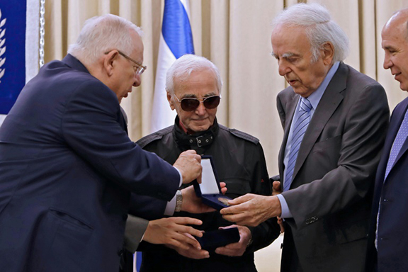 Israeli President Reuven Rivlin (L) presents French-Armenian singer Charles Aznavour the Raoul Wallenberg medal at the presidential compound in Jerusalem in recognition of his family's efforts to protect Jews and others persecuted during World War II (Photo: AFP)