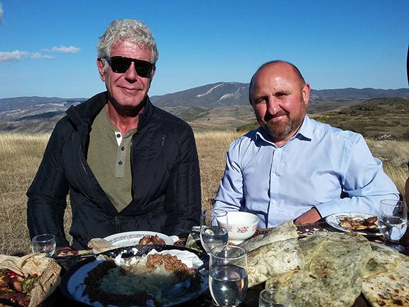 Anthony Bourdain (left) and ANI Armenian Research Center editor Tatul Hakobyan (Photo: ANI Armenian Research Center)