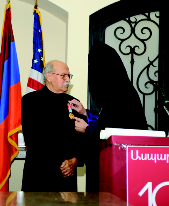 Serge Samoniantz receiving the Mesrob Mashdots medal of the Great House of Cilicia during a 2013 event where he was honored