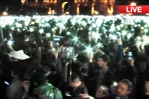 Tens of thousands of protesters continued gathering in opposition to Serzh Sarkisian's appointment as prime minister (Azatutyun.am screen shot)