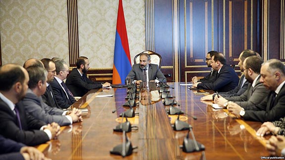 Prime Minister Nikol Pashinyan holds first cabinet meeting with all government appointees