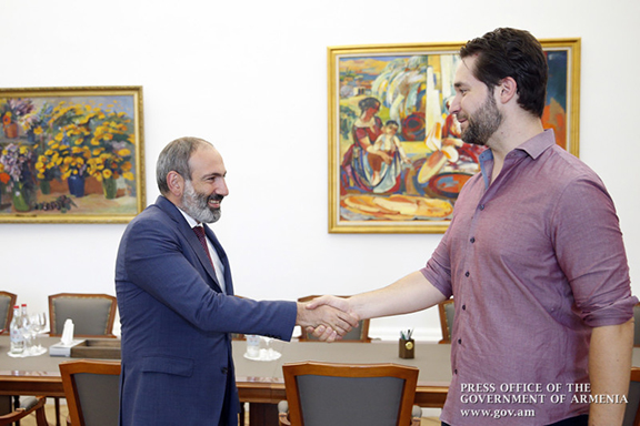 Reddit Co-Founder Alexis Ohanian greeting Prime Minister Nikol Pashinyan in Yerevan.