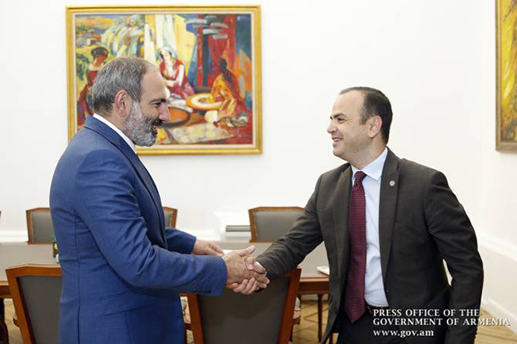 Prime Minister of Armenia Nikol Pashinyan meets with Mayor of Glendale Zareh Sinanyan.