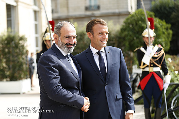 Prime Minister Nikol Pashinyan (left) met with French President Emanuel Macron in Paris on Sept. 14