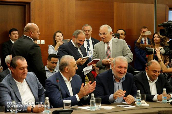Prime Minister Nikol Pashinyan surrounded by the Russian-Armenian business community in Moscow on Sept. 8