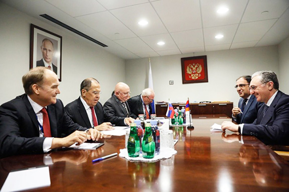 Foreign Minister Zohrab-Mnatsakanyan (right) with his Russian counterpart Sergey Lavrov in New York on Sept. 26