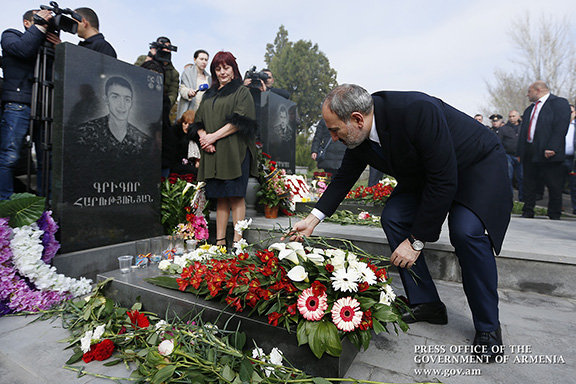 Prime Minister Nikol Pashinyan lays flowers on the tomb of a fallen soldier from the April 2016 War