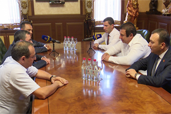 The ARF and Prosperous Party of Armenia delegations meet in Yerevan on June 17