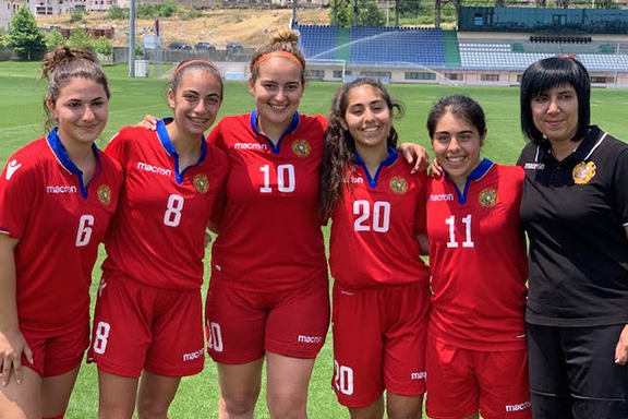 From l to r: Nyree Der Meguerdichian, Tvene Derderian, Teveen Aghababian, Zabelle Hamparian, Areni Hamparian, and Head Coach Liana Hayrapetian