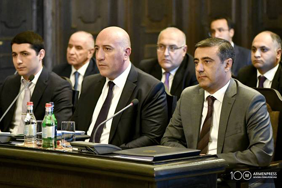The interim NSS head Eduard Martirosyan (right) and interim Police chief Aram Sargsyan