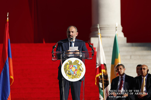 Prime Minister Nikol Pashinyan on Sept. 22 addressed thousands of community members at LA Grand Park