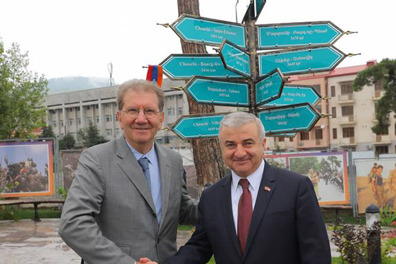 Chair of the France-Artsakh Friendship Group Guy Tiessier (left) and Artsakh Parliament Speaker Ashot Ghulyan inaugurate a sign in Stepanakert marking France-Artsakh friendship