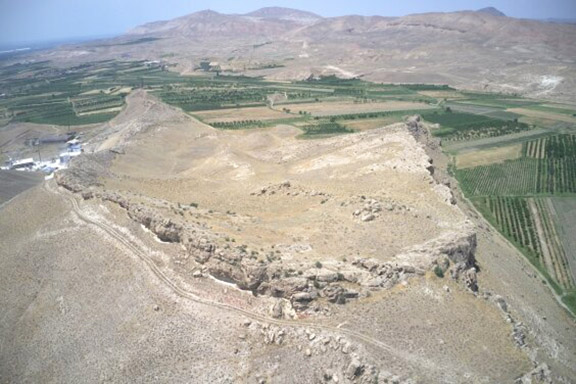 This drone photograph faces northwest over the Vedi Fortress site. Cliffs surround and protect much of the site, with two lines of fortress walls protecting the western approach to the citadel. Photo Credit: The University of Hong Kong