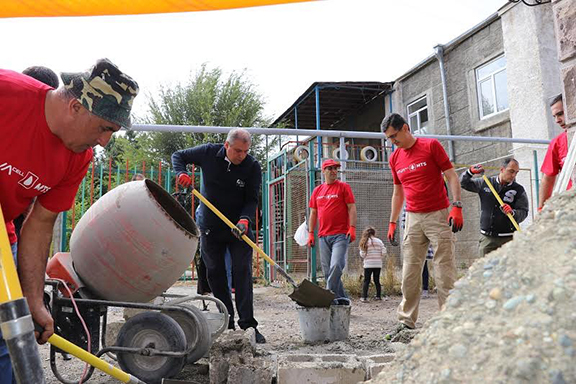 A scene from the construction of the Soghoyan-Tadevosyan home