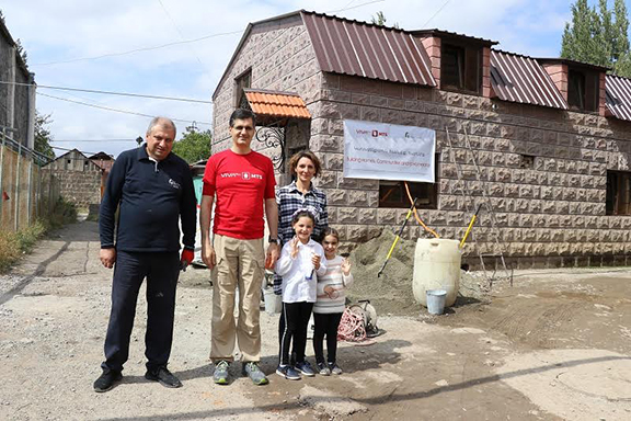 From l to r: FCHA President Ashot Yeghiazaryan, VivaCell-MTS General Manager Ralph Yirikian, Chrisitna Soghoyan-Tadevosyan and her children