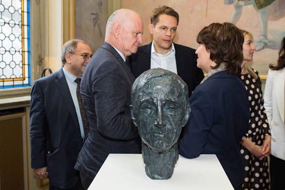 A bust of Charles Aznavour, by sculptor Alice Melikian