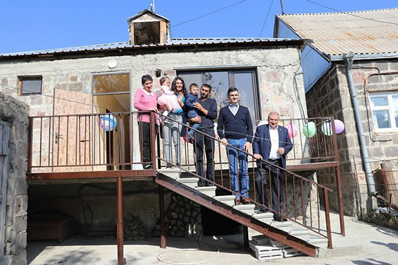 FCHA President Ashot Yeghiazaryan (far right) and VivaCell-MTS General Manager Ralph Yirikian (second from right) with the Meloyan family