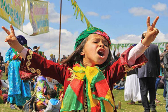 A Kurdish girl flashes the victory sign