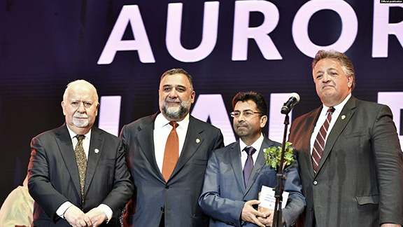 Dinnay with representatives of the Aurora Humanitarian Initiative. From l to r: Co-Founder of the Aurora Prize Vartan Gregorian, Co-Founder of the Aurora Forum Ruben Vardanyan, Mirza Dinnayi, Co-Founder of the Aurora Forum Noubar Afeyan