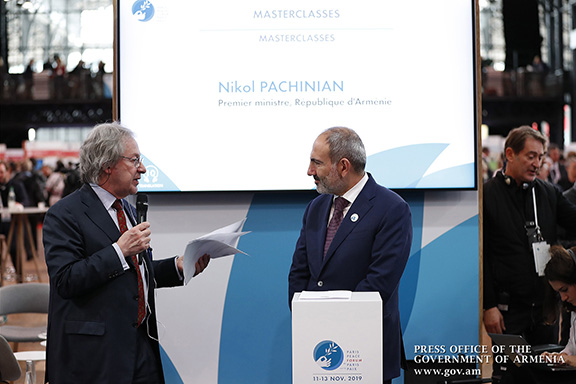 The New York Times' Steven Erlanger with Prime Minister Nikol Pashinyan during a "master class" he moderated