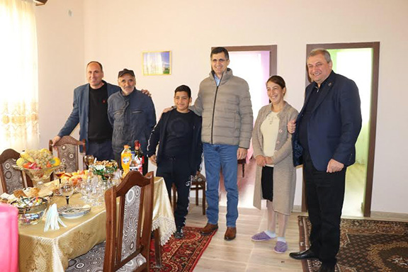 VivaCell-MTS General Manager Ralph Yirikian (center right) and FCHA President Ashot Yeghiazaryan (far right) with the Hasoyan family