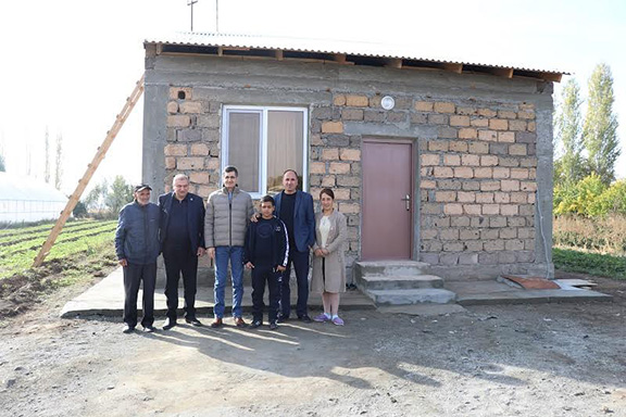 FCHA President Ashot Yeghiazaryan (second from left) and VivaCell-MTS General Manager Ralph Yirikian (center left) with the Hasoyan family