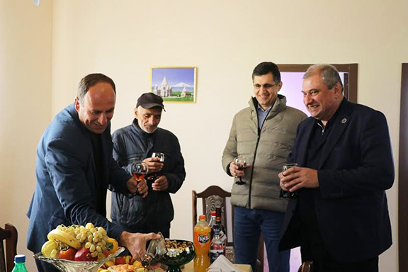 FCHA President Ashot Yeghiazaryan (far right) and VivaCell-MTS General Manager Ralph Yirikian (second from right) at the Hasoyan family's new home