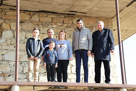 The Kirakosyans with VivaCell-MTS General Manager Ralph Yirikian and FCHA President Ashot Yeghiazaryan
