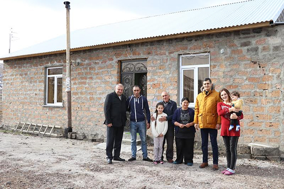 FCHA President Ashot Yeghiazaryan (far left) and VivaCell-MTS General Manager Ralph Yirikian (third from right) with the Ter-Sahakyan family