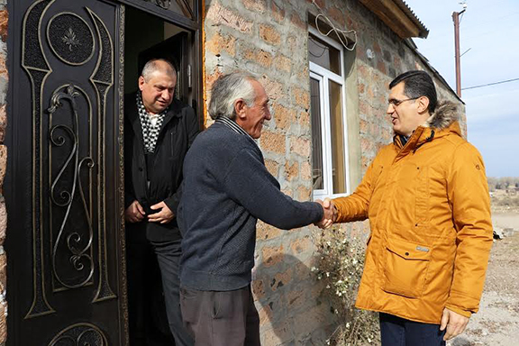 VivaCell-MTS General Manager Ralph Yirikian (right) shakes hands with Mher Ter-Sahakyan