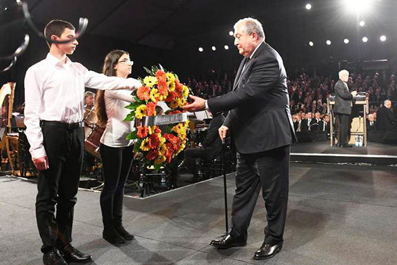 President Sarkissian is given a wreath to lay at the Warsaw Ghetto Uprising memorial in Yad Vas