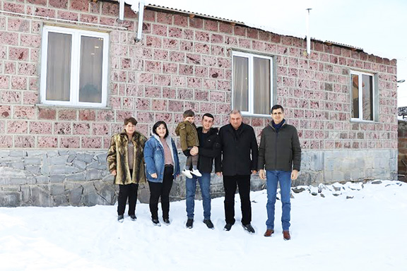 The Muradyan family with VivaCell-MTS General Manager Ralph Yirikian (far right) and FCHA President Ashot Yeghiazaryan (second from right)