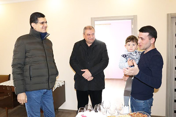 From left: VivaCell-MTS General Manager Ralph Yirikian, FCHA President Ashot Yeghiazaryan, Petros Muradyan and his son